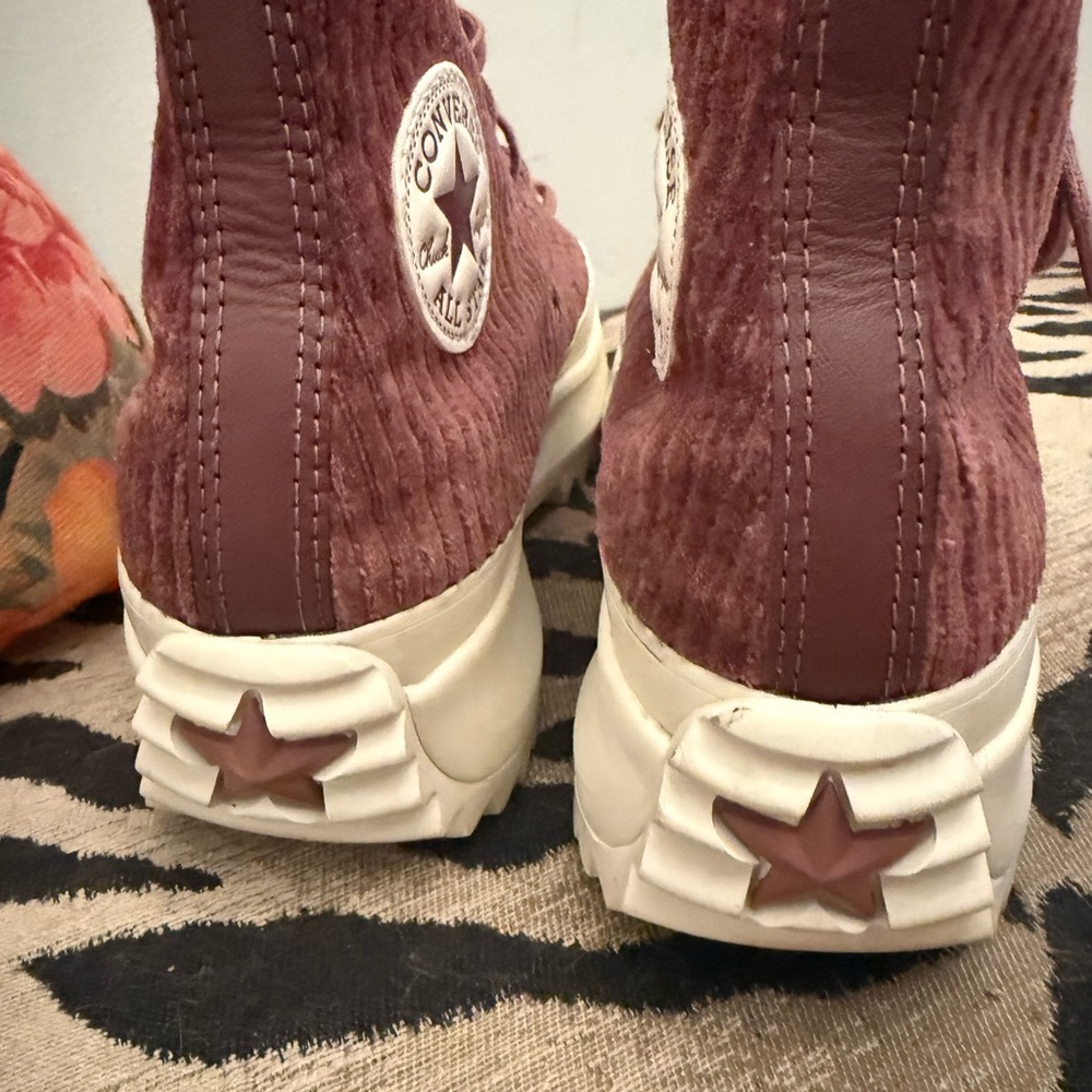 EUC Converse Chuck Taylor Women's Sneakers in Mauve and Cream - Picture 6 of 9